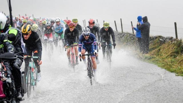 Rouler sous la pluie, grosse humidite - conseils pour reussir a limiter les risques