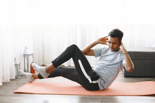 Comment faire du cardio à la maison, conseils et bonnes pratiques pour s'ameliorer et progresser en faisant du sport a la maison avec HIIT et LISS high knees crunch icreman burpees pompes