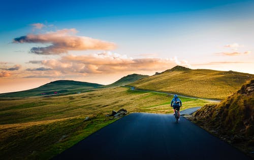 Cyclisme : rouler en montagne a velo  – nos conseils pour progresser sur les gros pourcentages et des deniveles importants