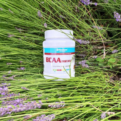 BCAA Instant, meilleurs acides aminés, pour développement et récupération musculaire, le seul BCAA a libération immédiate associé à la L-Glutamine avec solubilité optimisée et assimilation rapide, pour empêcher le catabolisme et améliorer le métabolisme protéique nécessaire à la construction musculaire, en réduisant la fatigue liée à l’effort et en améliorant les performances