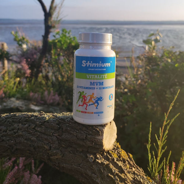 Stimium® MVM, le produit multivitaminé associant 13 vitamines et 12 minéraux pour plus d’énergie et une protection de l’immunité, avant un effort physique intense et long, en cas de fatigue passagère et besoin d’un coup de fouet, pour mieux affronter de longues journées ou en période d’examen ou de concentration intense. A prendre en cure le matin pour être en forme toute la journée